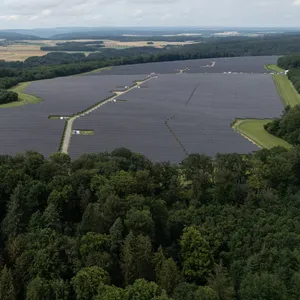 Wie hier in Baden-Württemberg soll auch in Mecklenburg-Vorpommern ein riesiger Solarpark entstehen – doch CDU und AfD haben das Projekt vorerst gestoppt.
