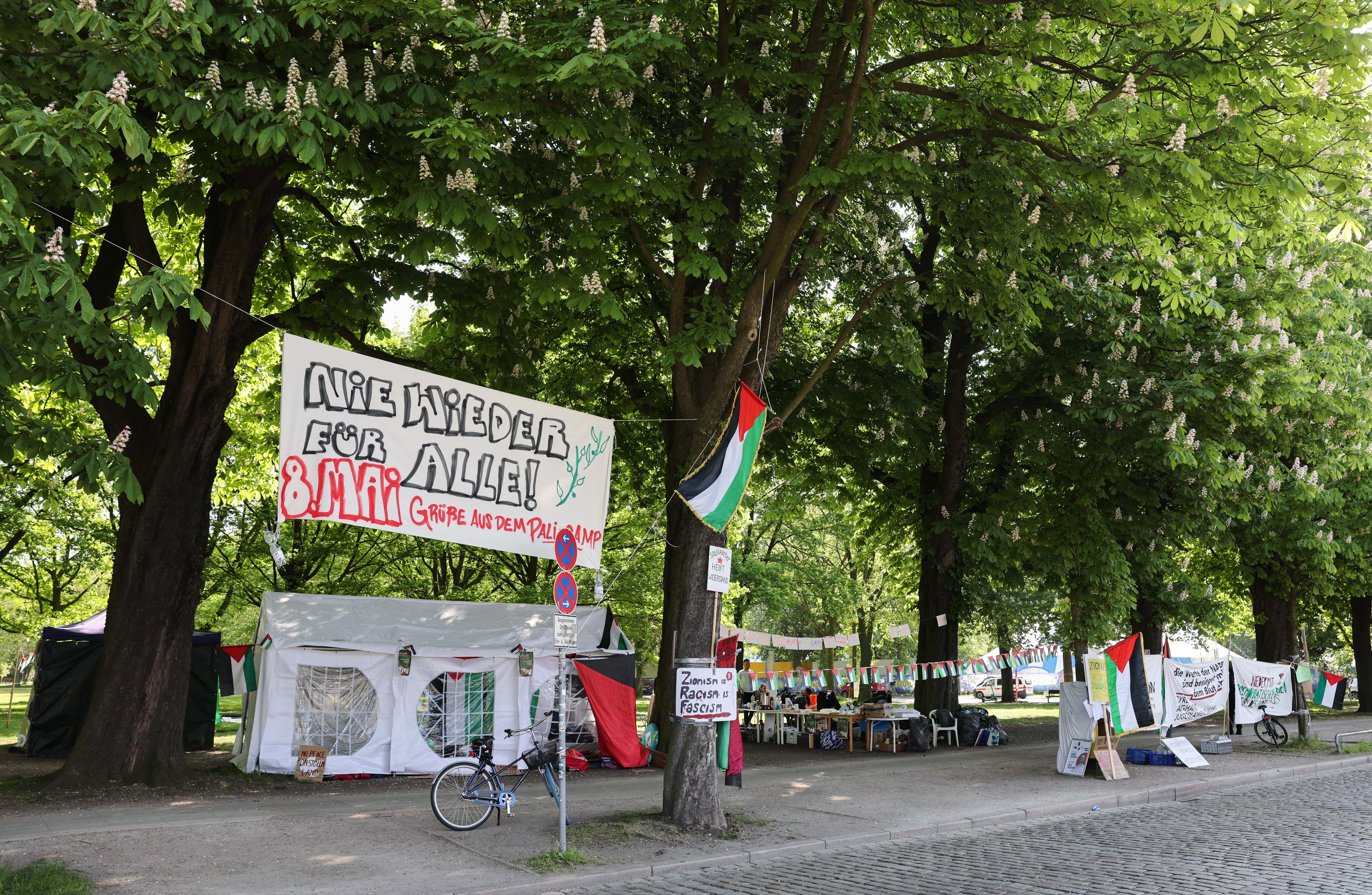 Transparente mit propalästinensischen Slogans nahe der Uni Hamburg.