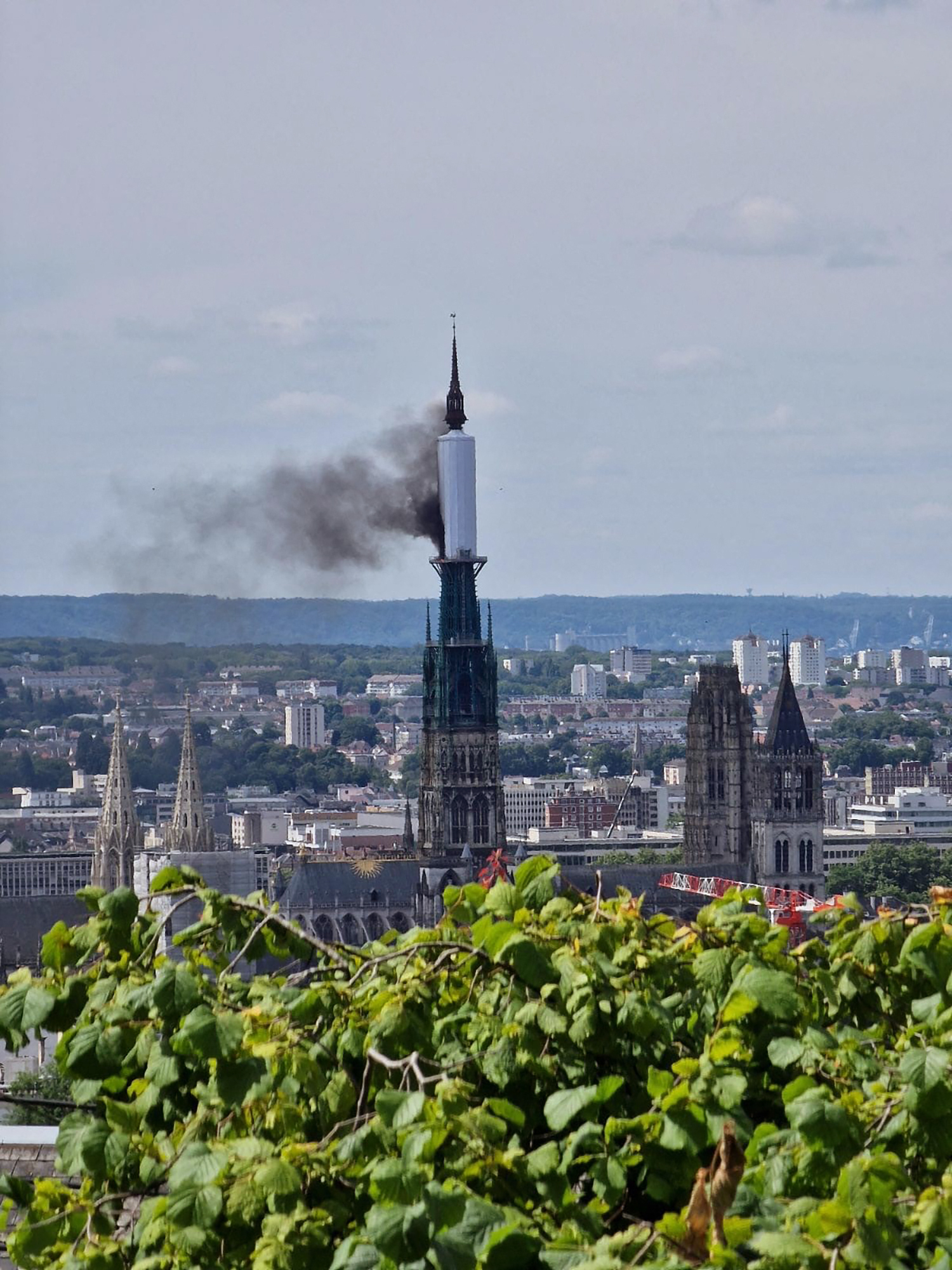 Vom Turm der Kathedrale von Rouen steigt eine Rauchwolke auf.