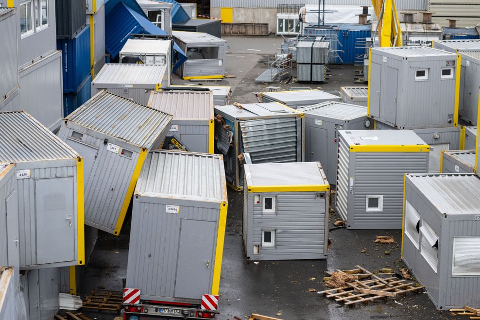 Auf dem Hof einer Firma für System- und Modulbau liegen umgestürzte Container.