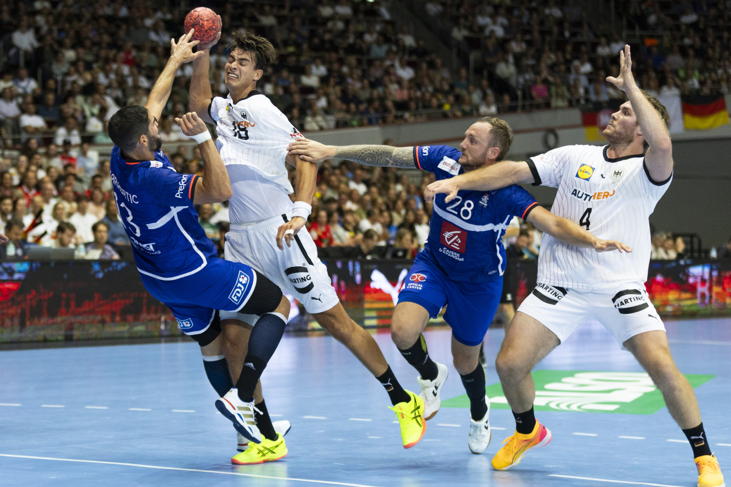 Julian Köster im Zweikampf mit Nikola Karabatic