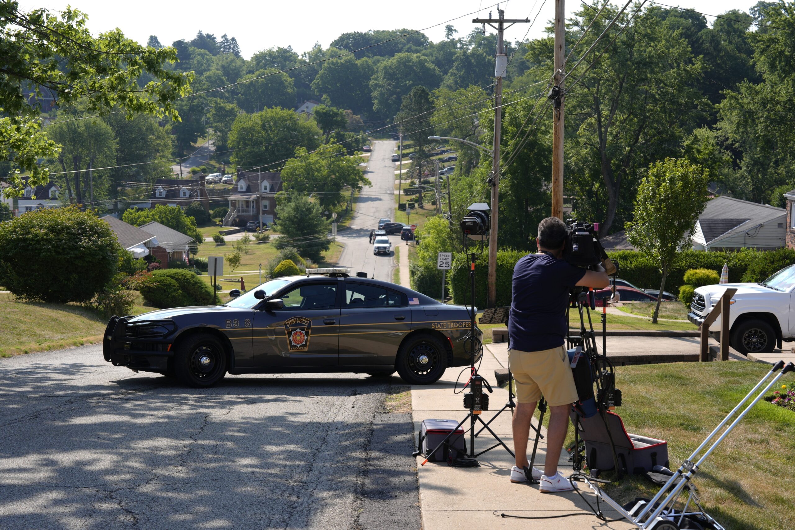 Die Polizei hat die Zufahrt zum Haus des Attentäters in der Ortschaft Bethel Park im US-Bundesstaat Pennsylvania abgesperrt.