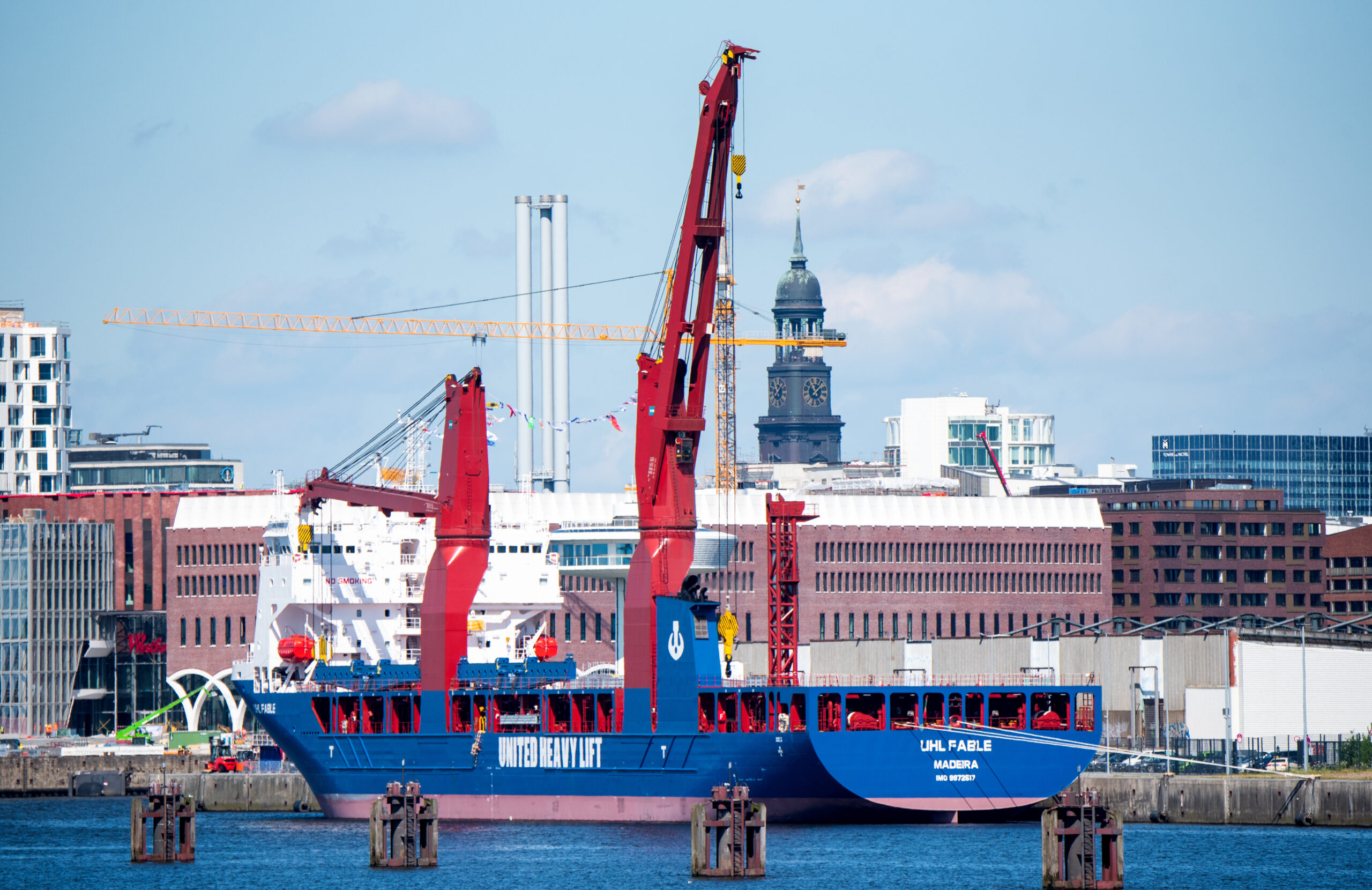 Blick auf das Schwergutschiffs „Uhl Fable“. Die Hamburger Schwergutreederei United Heavy Lift erweitert mit dem Neubau des Schiffs ihre F900 Eco-Lifter-Flotte