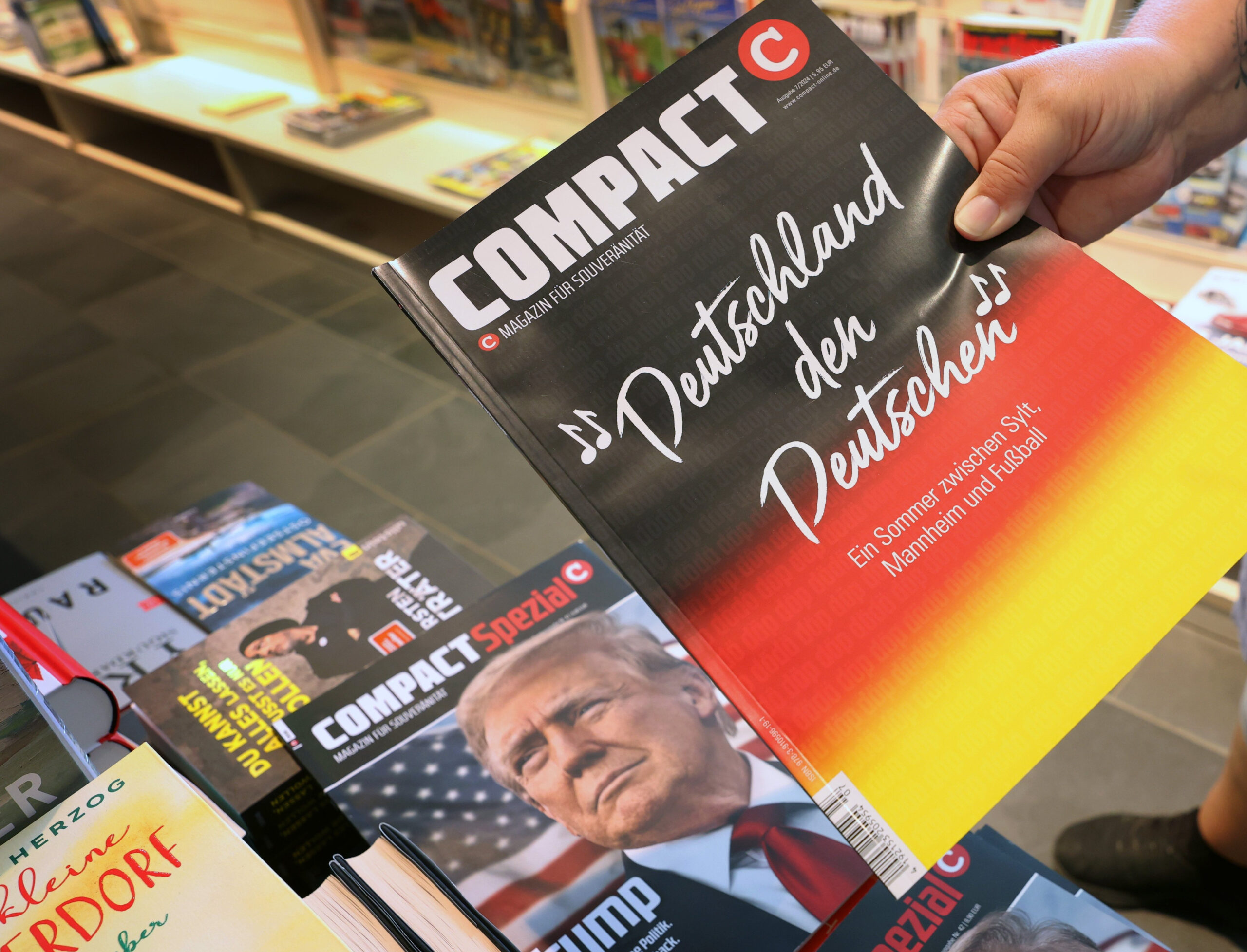 Eine Ausgabe des als rechtsextremistisch eingestuften „Compact“-Magazins (Archivbild)