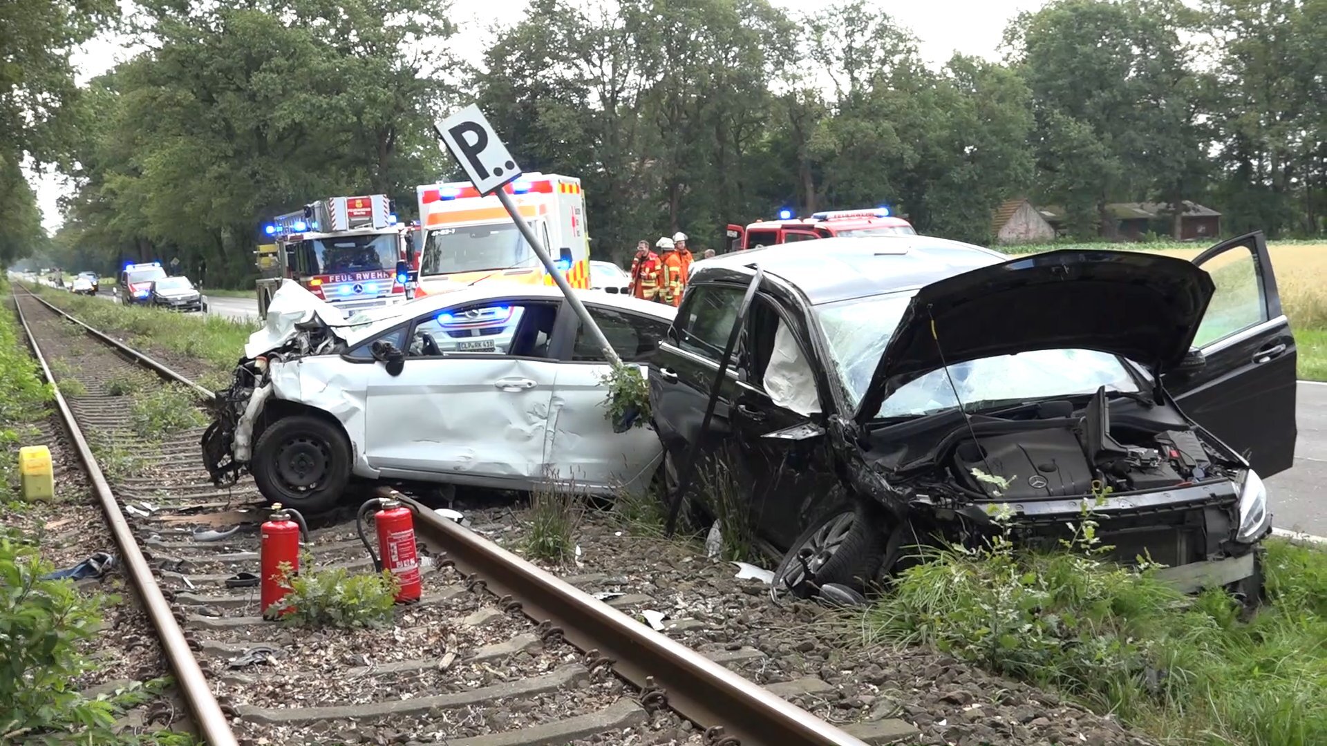 Die Fahrzeuge waren kollidiert und dabei wurden mehrere Menschen zum Teil lebensgefährlich verletzt.