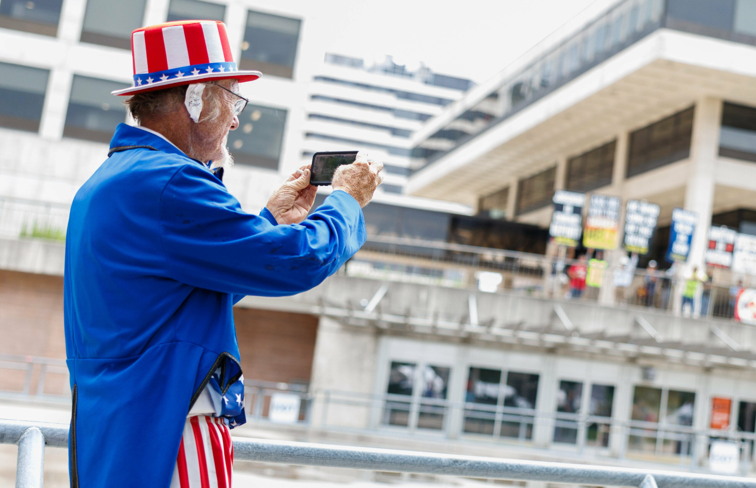 Ein als Uncle Sam verkleideter Trump-Fan trägt ein Pflaster am rechten Ohr, auf dem „fight fight fight“ steht.