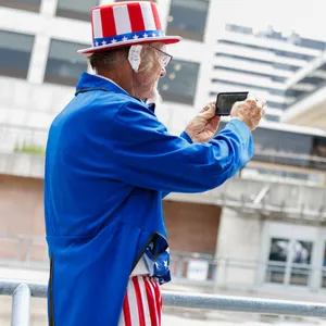 Ein als Uncle Sam verkleideter Trump-Fan trägt ein Pflaster am rechten Ohr, auf dem „fight fight fight“ steht.