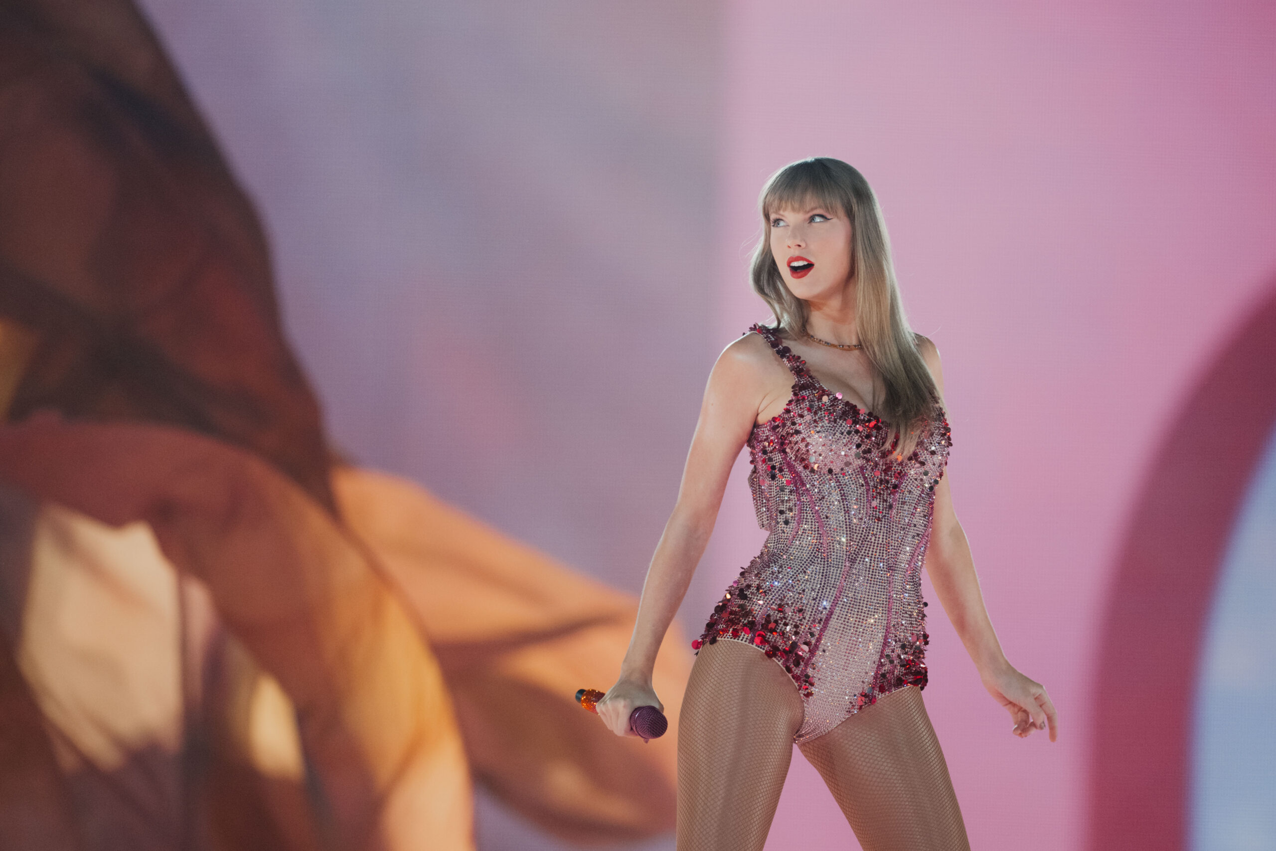 Megastar Taylor Swift in Gelsenkirchen auf der Bühne. Es war das erste Deutschland-Konzert im Rahmen ihrer „The Eras Tour“.