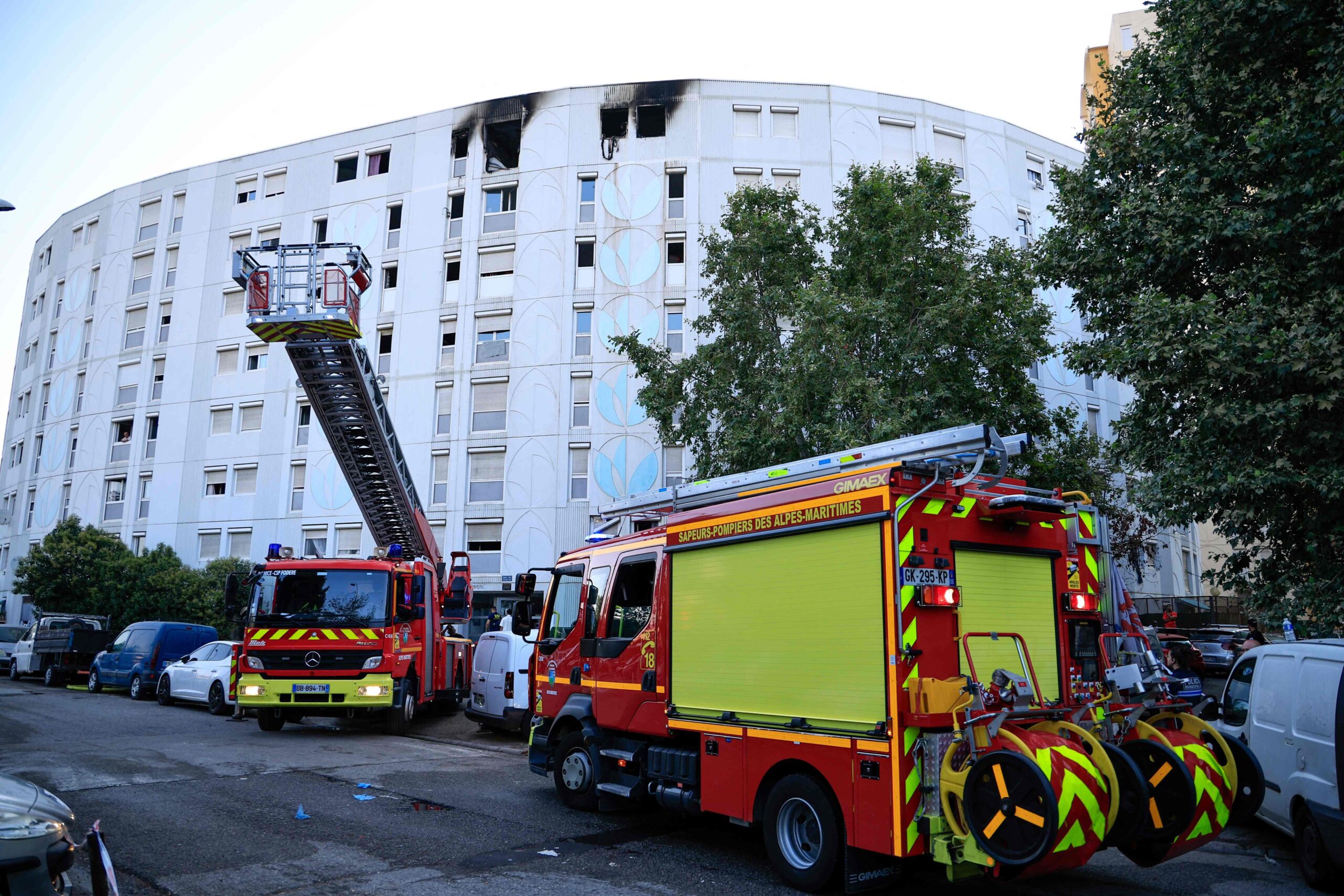 Bei einem verheerenden Wohnungsbrand in Nizza sind sieben Menschen gestorben – einer, weil er aus dem siebten Stock aus dem Fenster gesprungen war.