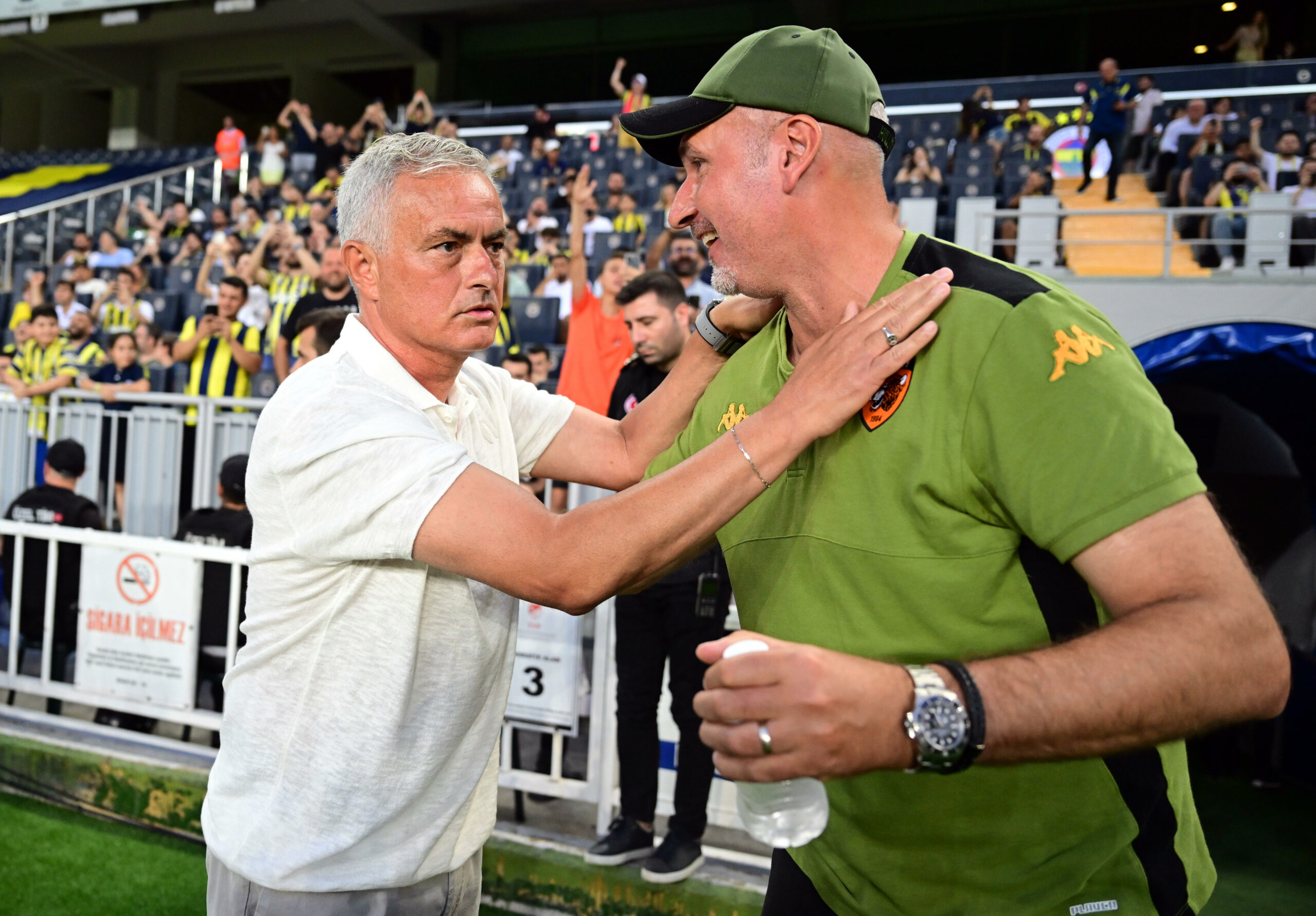 Fenerbahce-Trainer José Mourinho und Ex-HSV-Coach Tim Walter umarmen sich