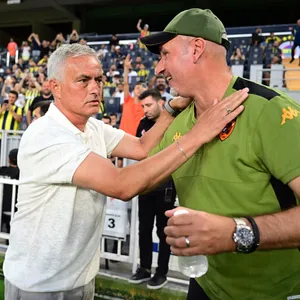 Fenerbahce-Trainer José Mourinho und Ex-HSV-Coach Tim Walter umarmen sich