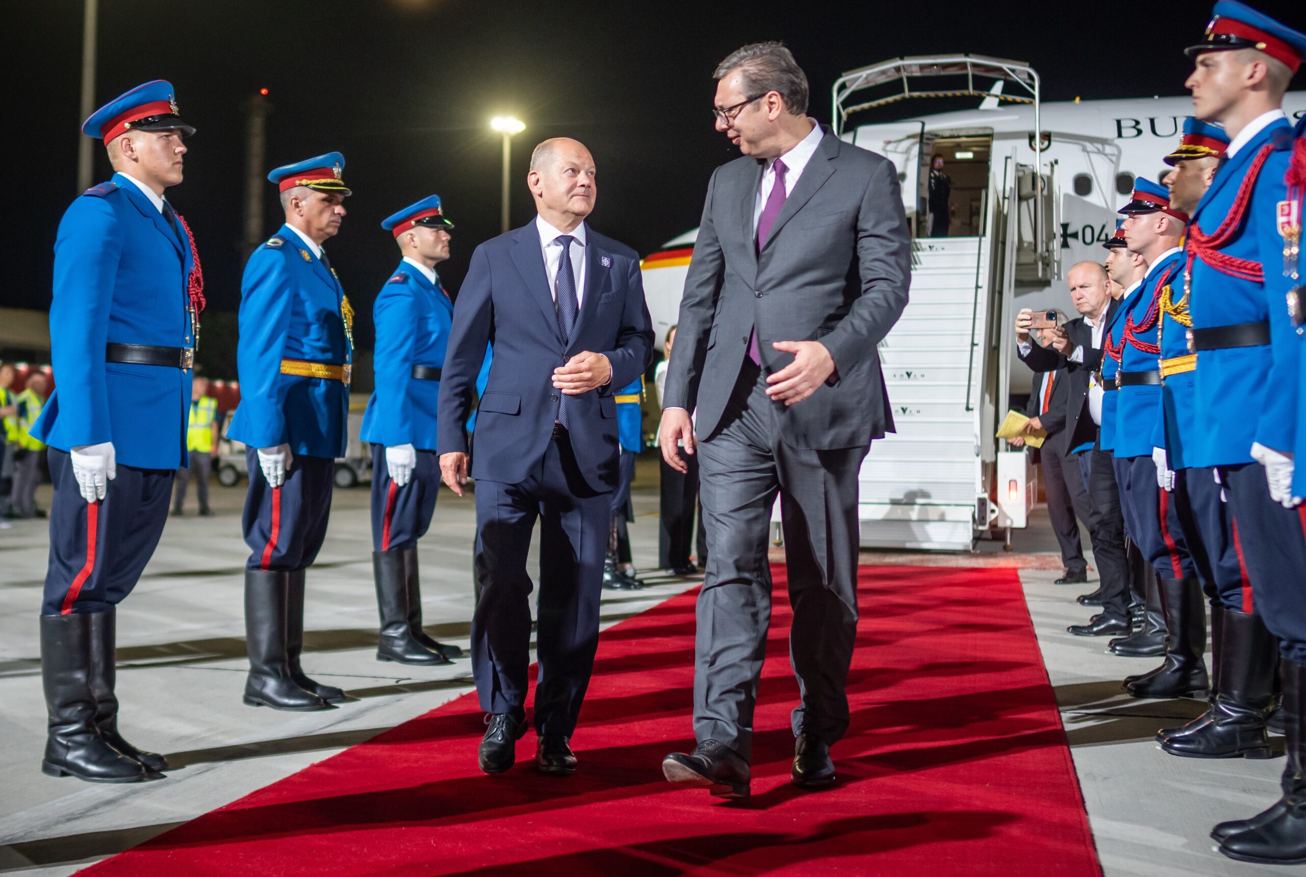 Bundeskanzler Olaf Scholz (SPD), wird von Aleksandar Vucic, Präsident von Serbien, am Flughafen in Belgrad begrüsst.