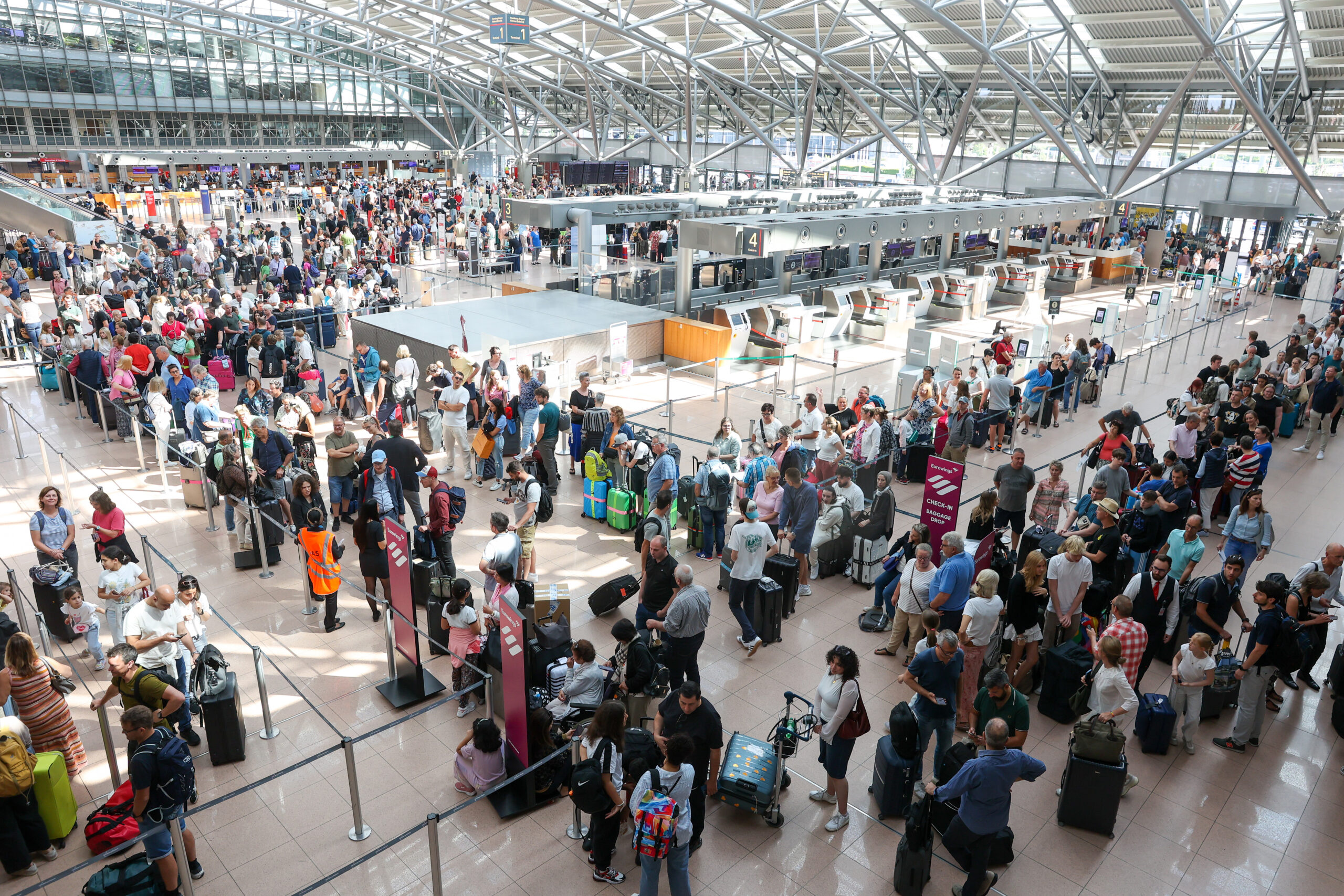 Zwar sind die Computer des Flughafens nicht von der globalen Panne betroffen – aber mehrere Airlines haben Probleme zum Ferienstart.