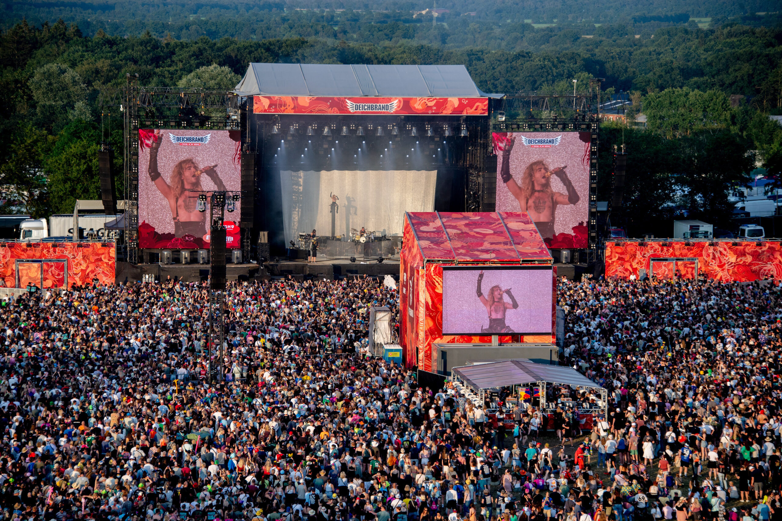 Zahlreiche Festivalbesucher verfolgen ein Konzert der Band Tokio Hotel auf dem Deichbrand Festival (Aufnahme aus einem Riesenrad).