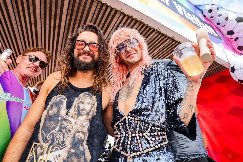 „Tokio Hotel“-Zwillinge Tom (l.) und Bill Kaulitz (hier beim Kölner CSD) wohnen wie Taylor Swift im Hamburger Luxushotel „Vier Jahreszeiten“.