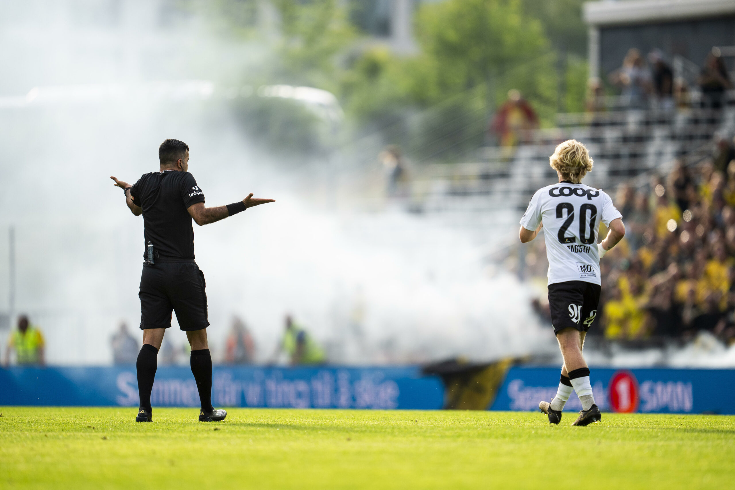 Der Schiedsrichter bricht das Spiel zwischen Rosenborg Trondheim und Lilleström SK ab.