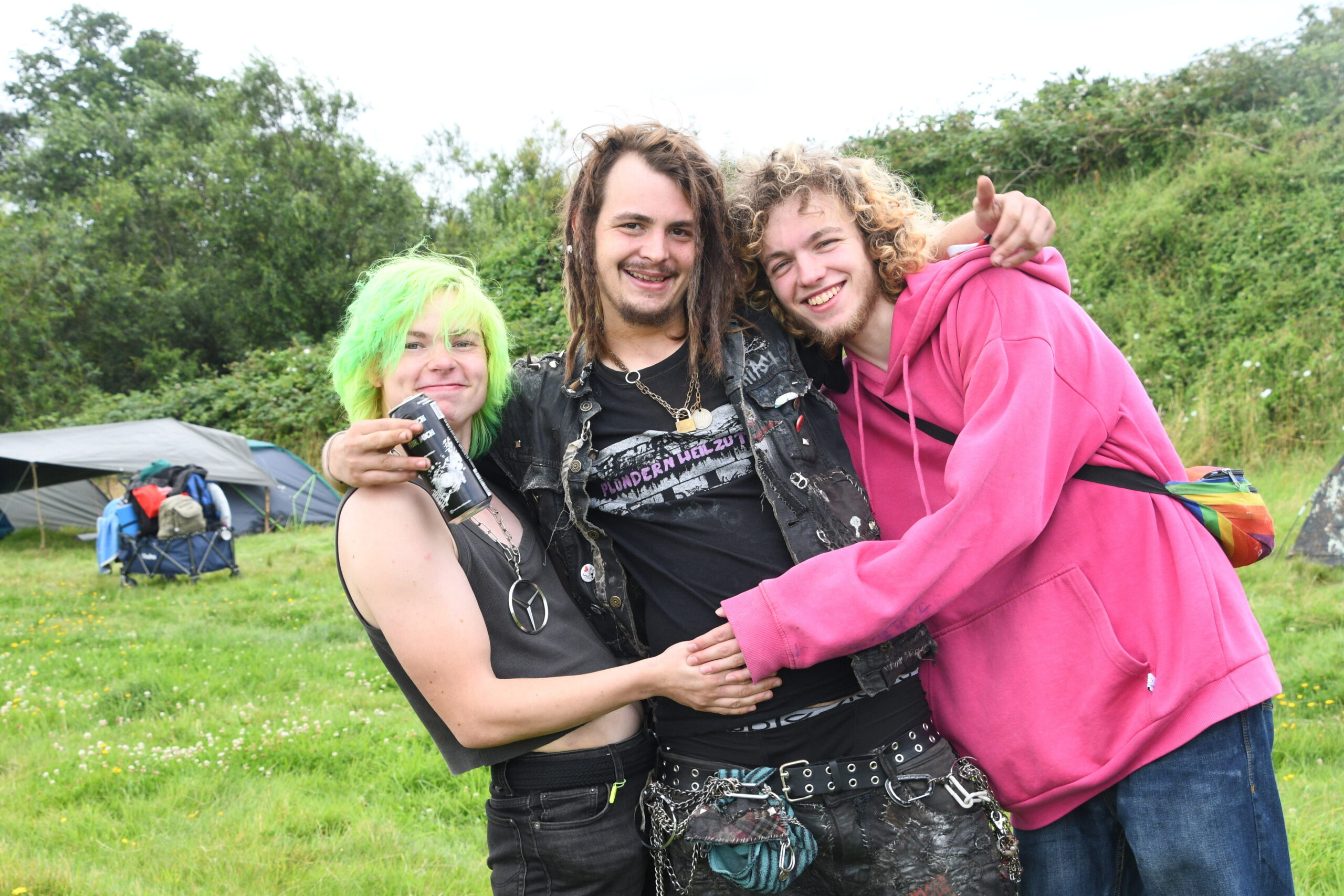 Die Protestcamp-Organisatoren Jonas Hötger (l), Marvin Bederke (r, beide 24, aus Frankfurt) und Mikki (23) aus Stuttgart.