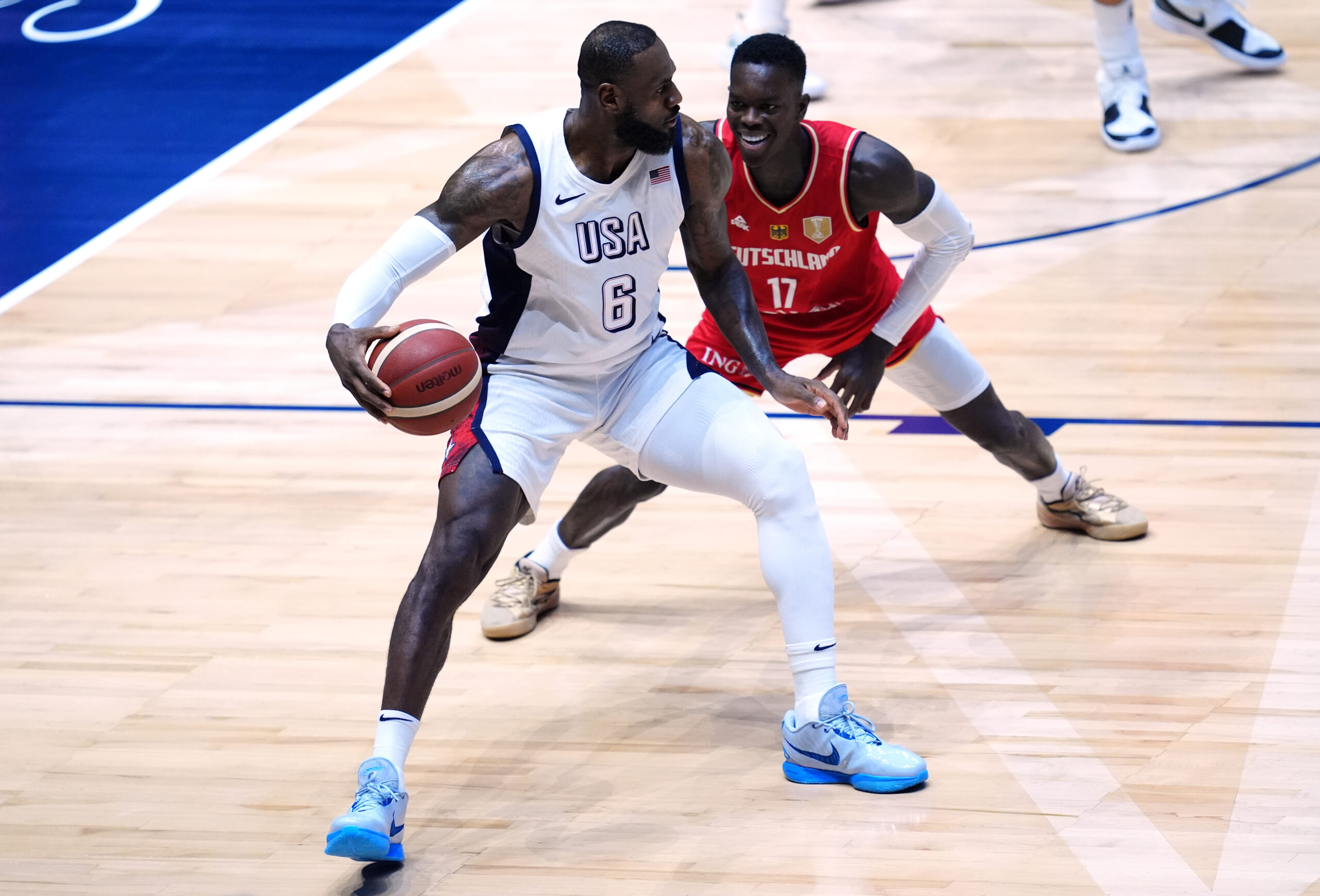 LeBron James im Duell mit Dennis Schröder