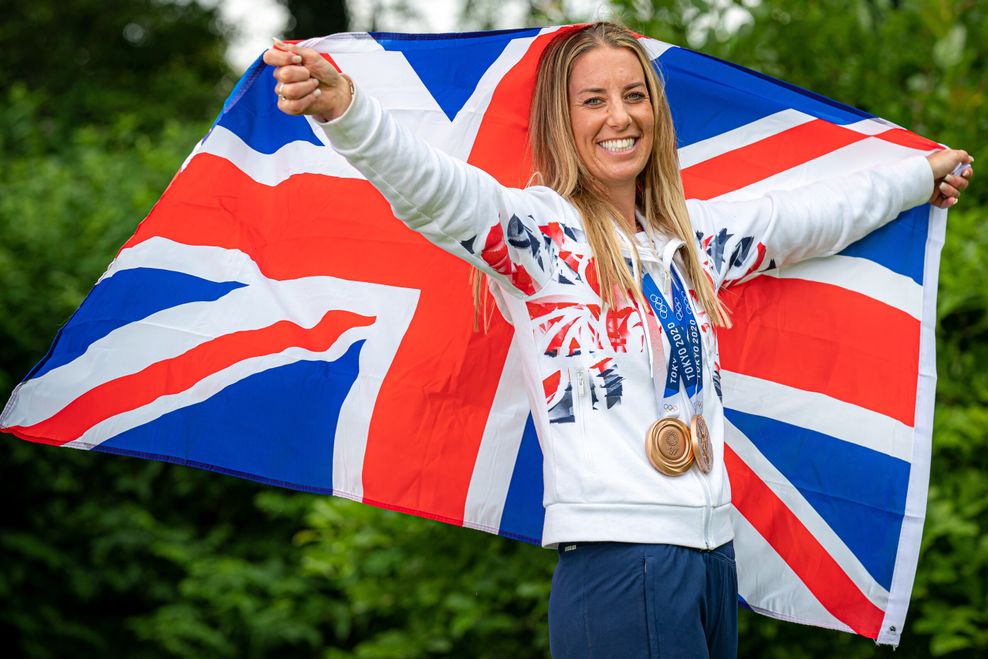 Charlotte Dujardin mit ihren Olympia-Medaillen von Tokio