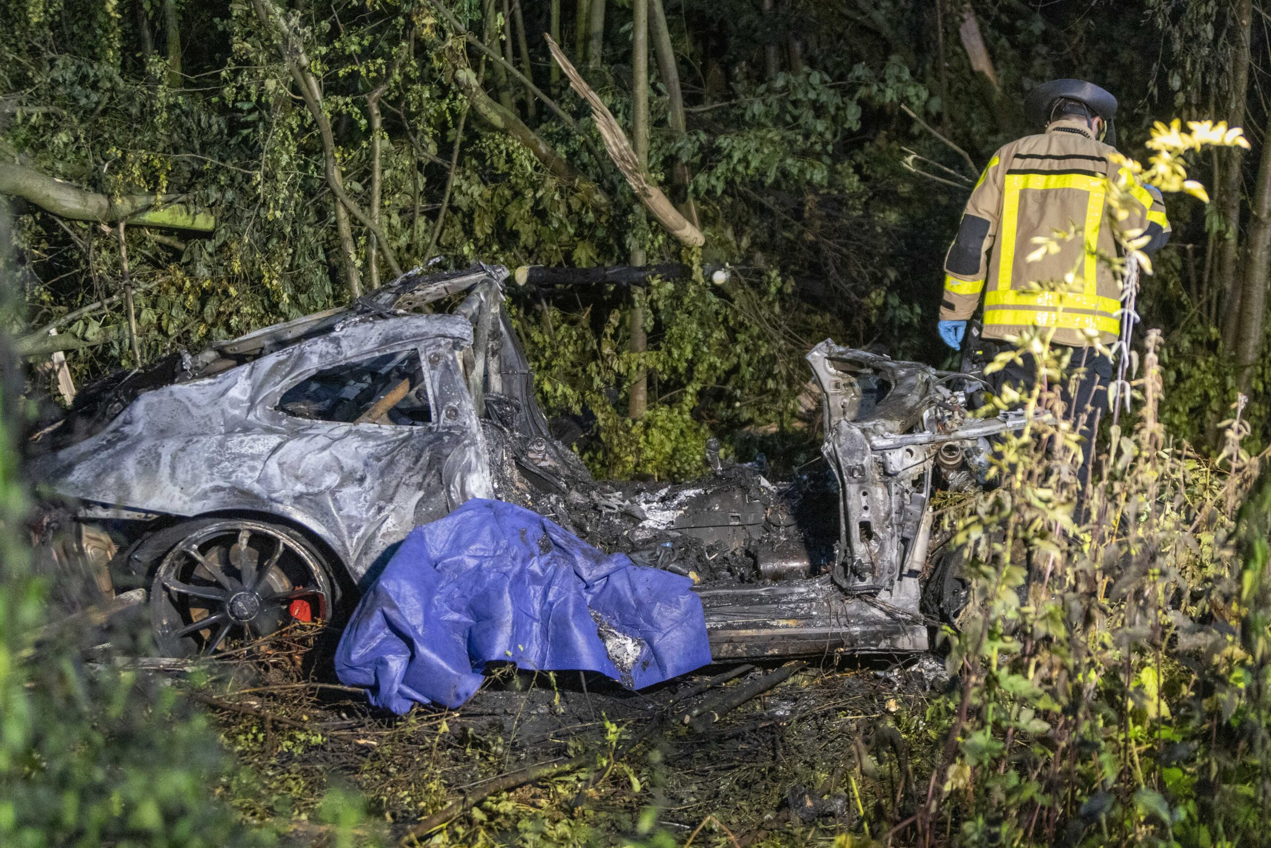 ein verbranntes Auto