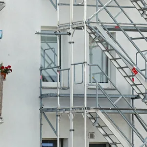 Wegen atemnot. Mann kletter in Barmbek-Süd auf Baugerüst – Feuerwehr rettet ihn