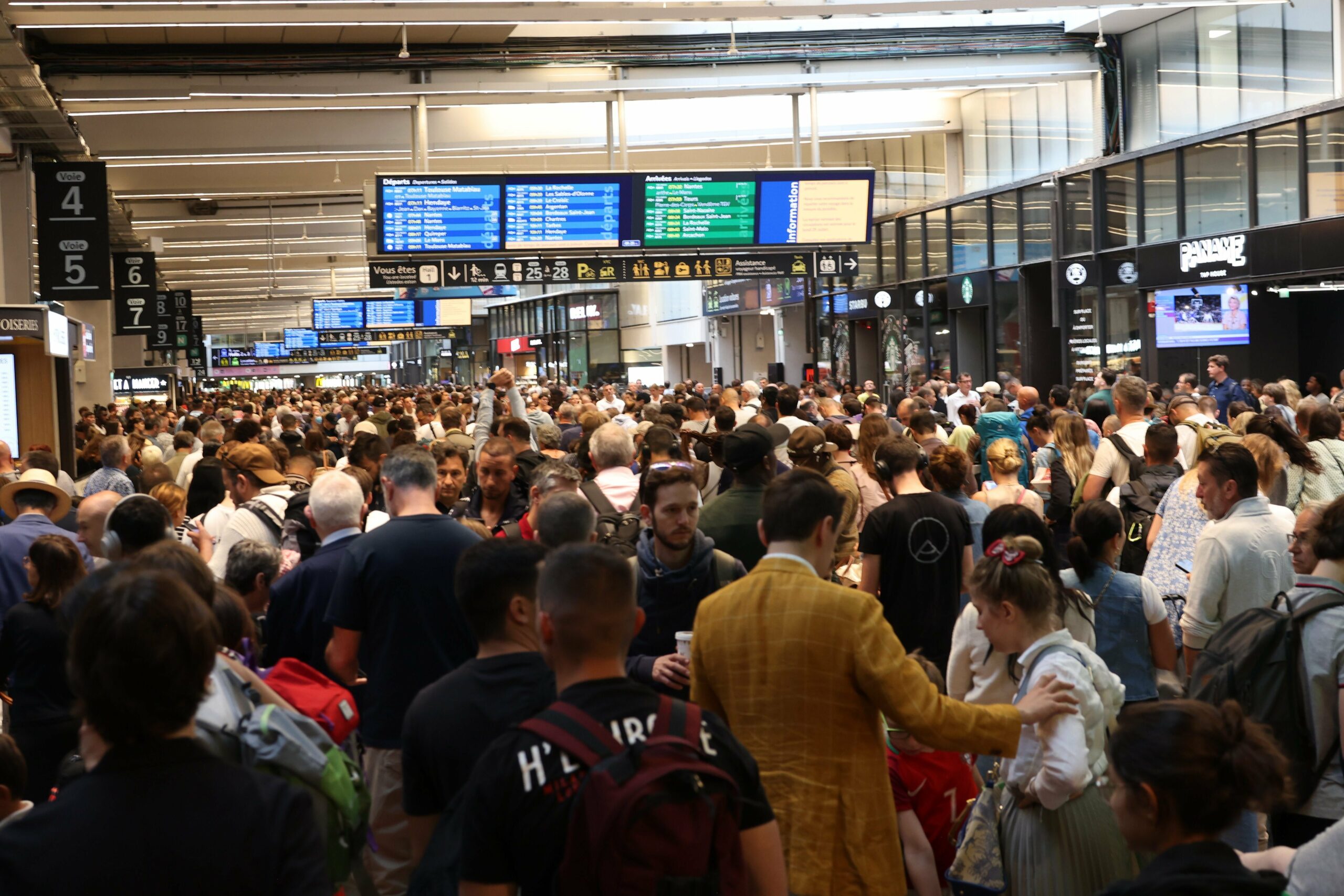 Menschenmengen drängeln sich im Pariser Bahnhof Montparnasse: Der Bahnverkehr ist nach einer Serie von Sabotageakten zum Teil zusammengebrochen.