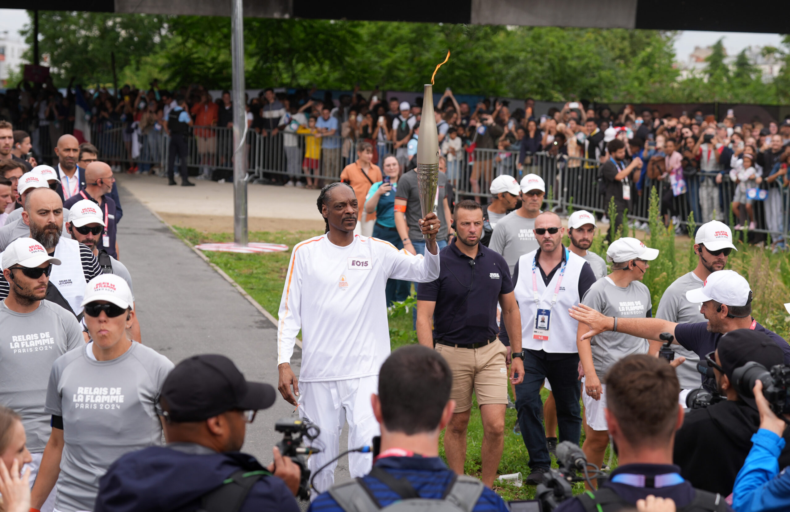 Snoop Dogg trägt olympische Fackel