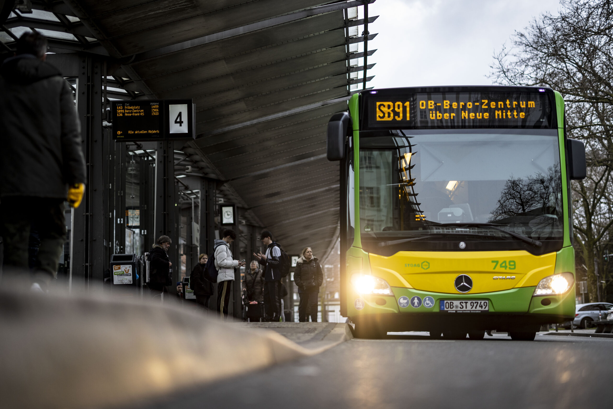 Ein Bus steht an Bahnsteig 4 am Busbahnhof in Oberhausen.