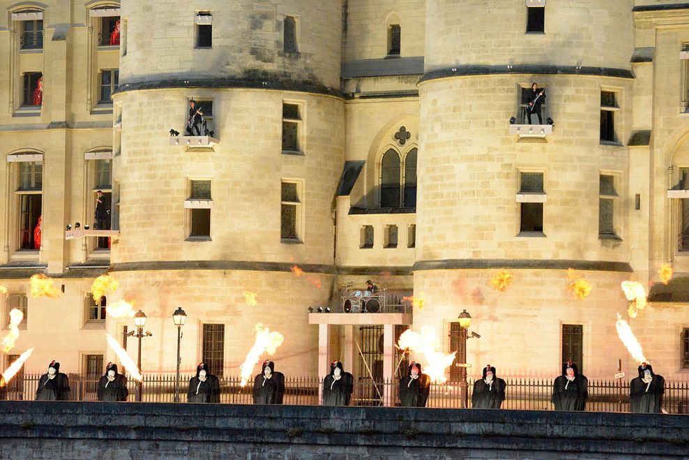 Die vier Mitglieder von „Gojira“ standen während ihres Auftritts auf Vorsprüngen der Pariser Conciergerie  an der Seine.