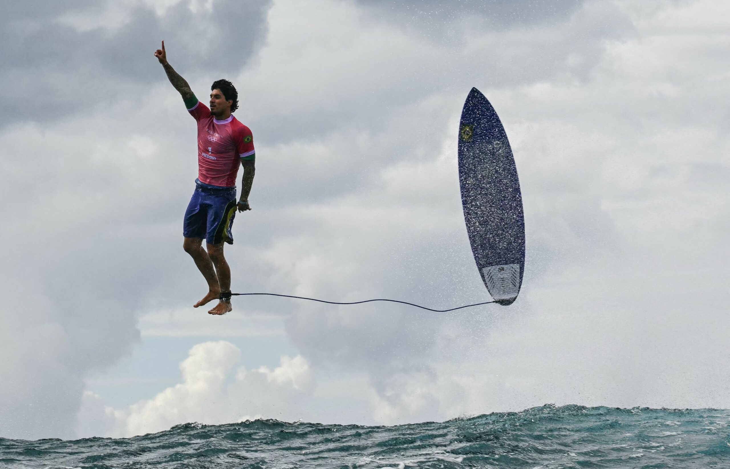 Gabriel Medina mit Surfbrett in der Luft