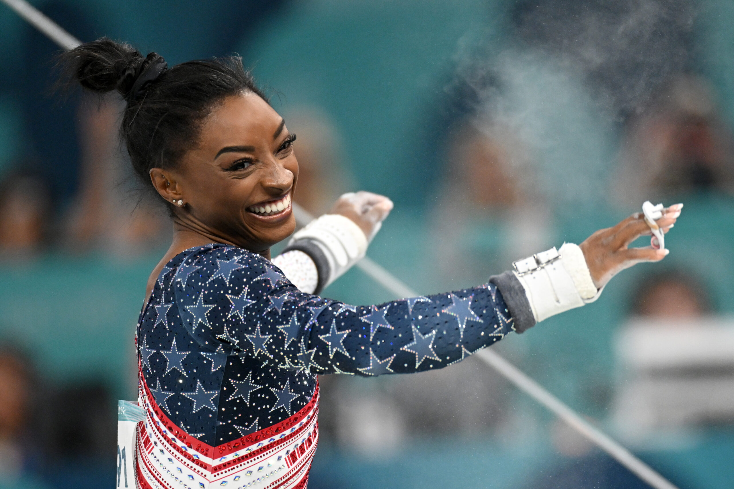 Turn-Superstar Simone Biles hat mit dem US-Team ihre fünfte olympische Goldmedaille gewonnen.