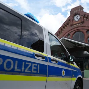 Im Zug von Bremen nach Hamburg: Mann bedroht Frauen mit Teppichmesser – Festnahme in Harburg