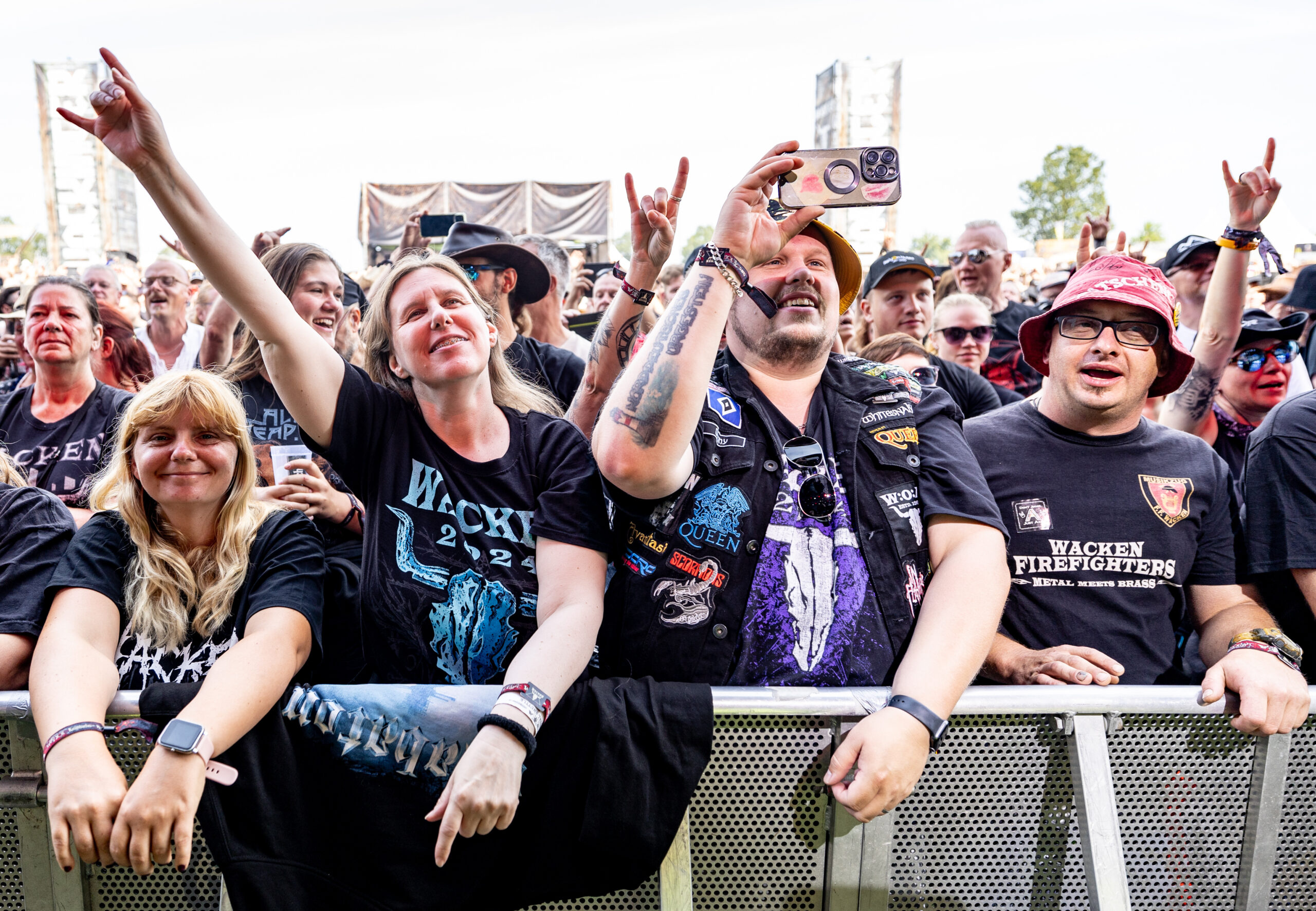 Besucher des Wacken Open Air feiern vor der Bühne während des Auftritts der „Wacken Firefighters“ die mit ihrem Konzert das Festival eröffnen.