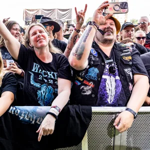 Besucher des Wacken Open Air feiern vor der Bühne während des Auftritts der „Wacken Firefighters“ die mit ihrem Konzert das Festival eröffnen.