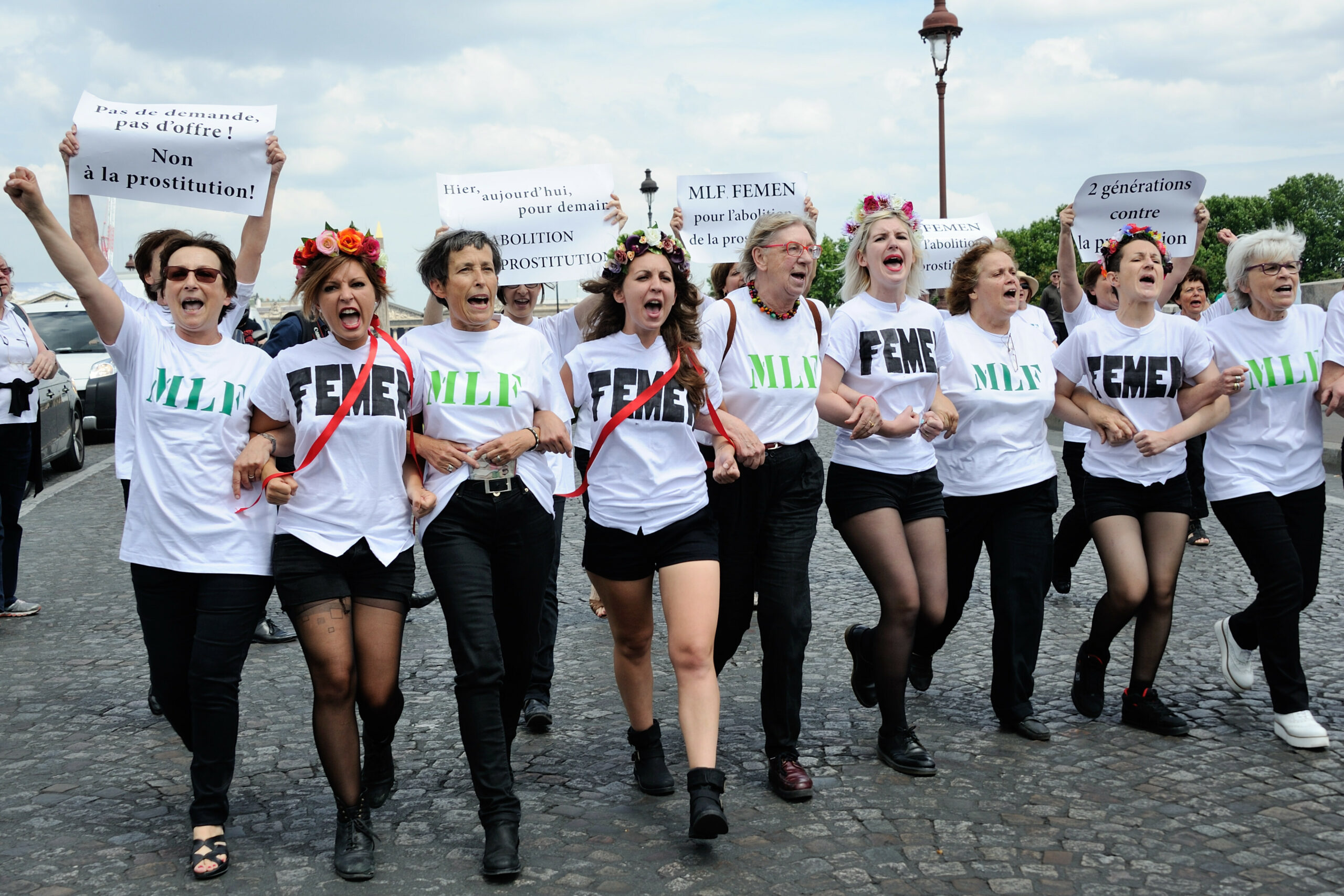 Die Frauenrechts-Organisation Femen protestiert gegen Prostitution in Paris.