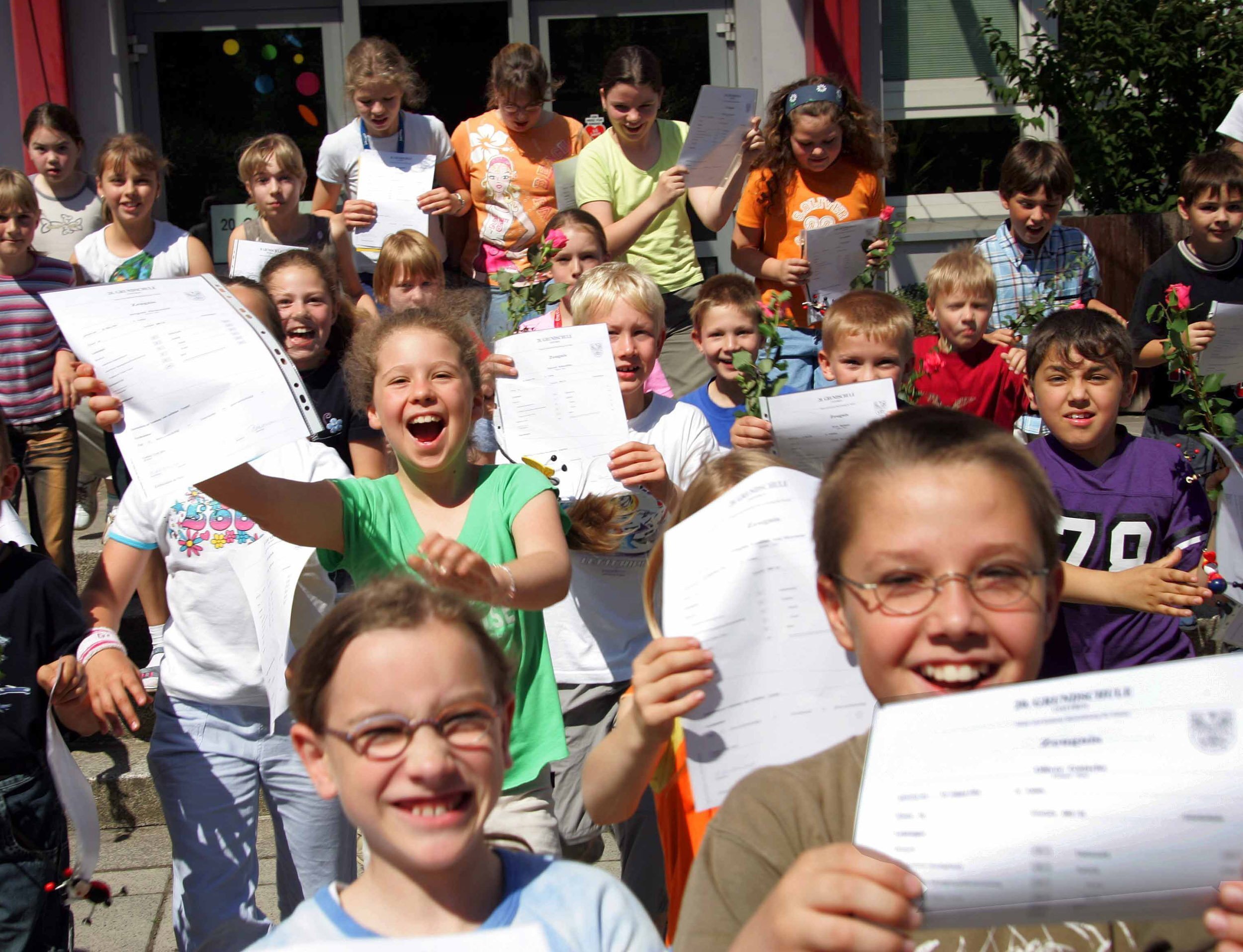 Grundschüler stürmen aus der Klasse: Endlich Sommerferien! (Symbolbild).