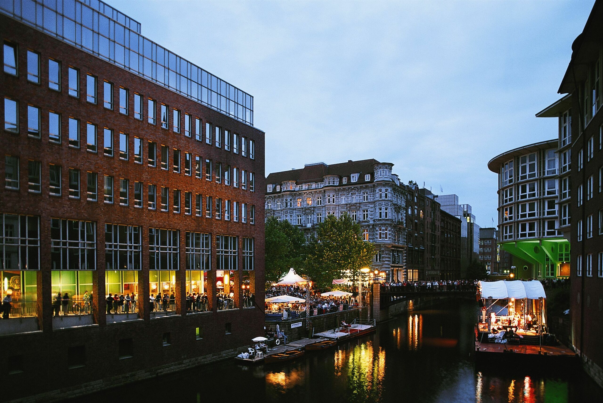 Abendliche Veranstaltung in den Straßencafes auf der Fleetinsel