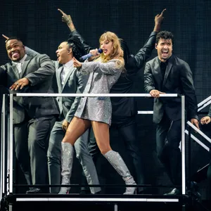 Taylor mit Tänzern