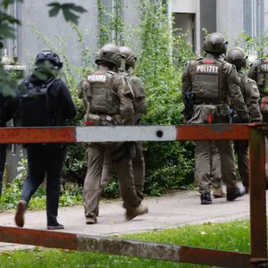 Schüsse vom Balkon in Bahrenfeld. SEK stürmt Wohnung – zwei Jugendliche festgenommen