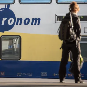 Ein Metronom-Zug steht am Gleis.