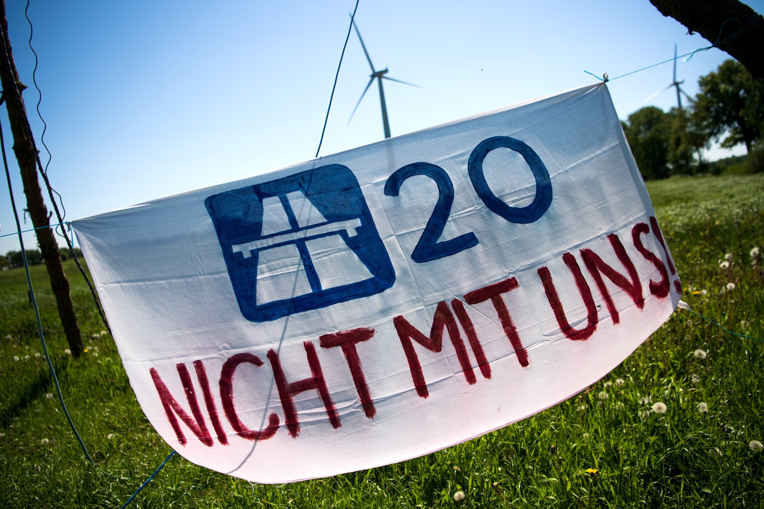 Protestplakat gegen Weiterbau der Autobahn A20.