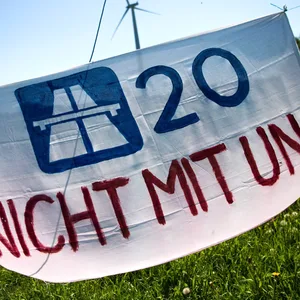 Protestplakat gegen Weiterbau der Autobahn A20.