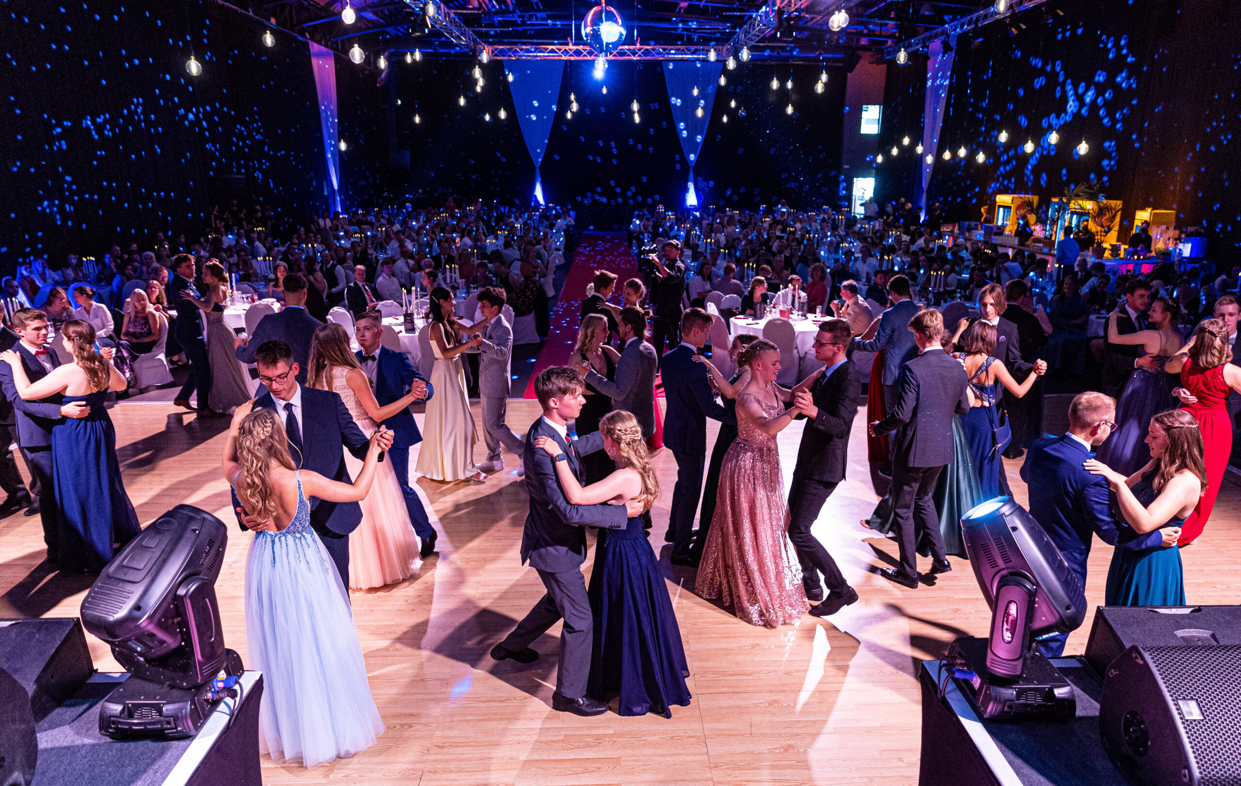 Abiturienten beim Abiball (Symbolbild).