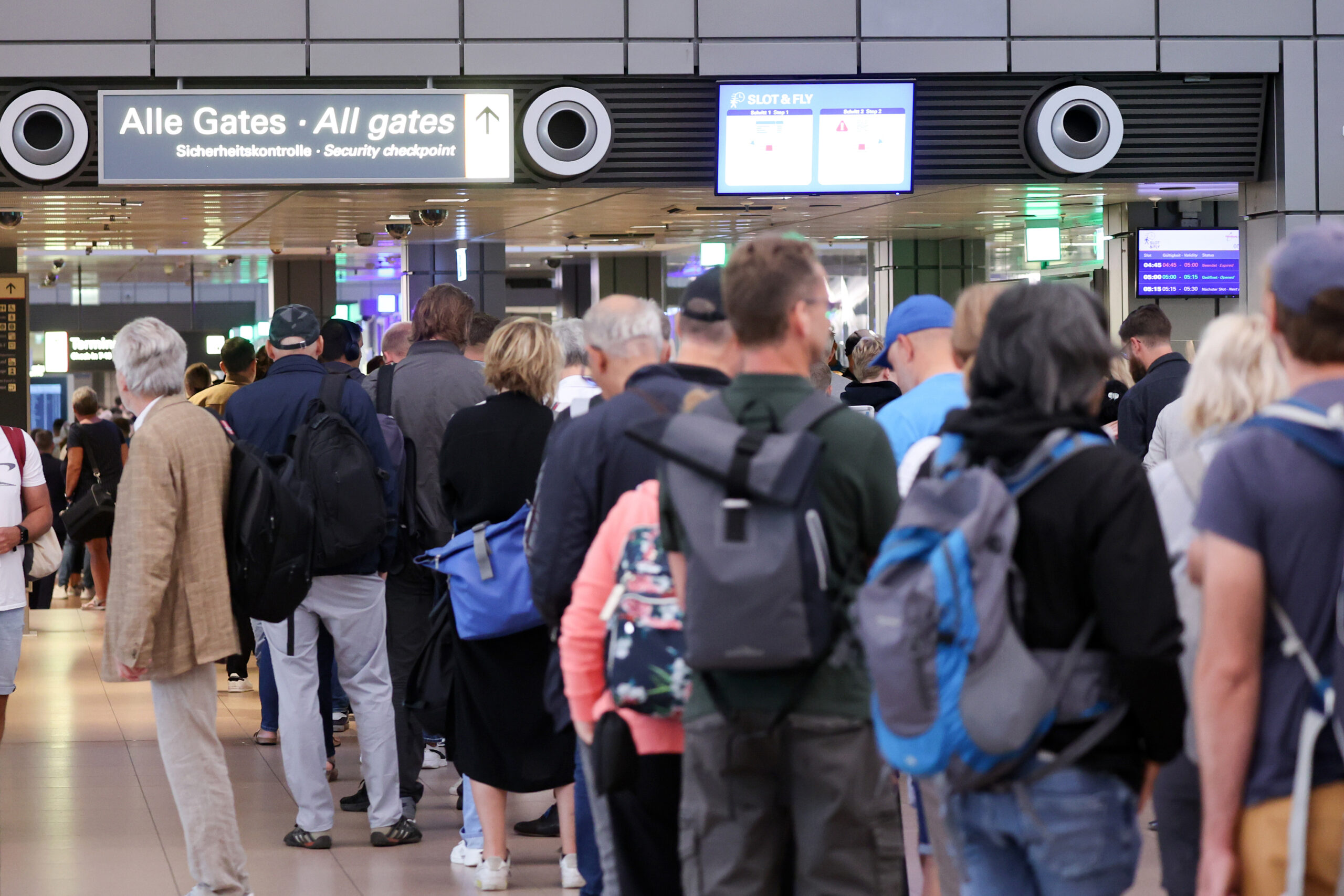 Zum Ferienbeginn am Donnerstag müssen sich Passagiere am Hamburg Airport wieder auf lange Schlangen einstellen.