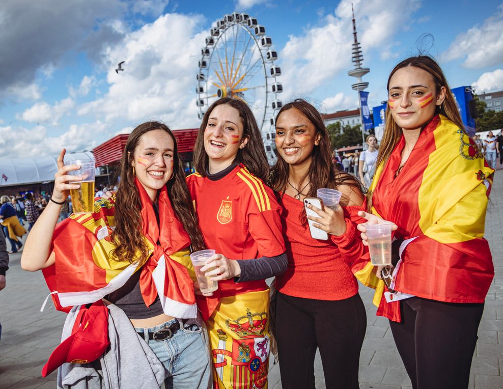 Miriam (21. v.l.), Alba (19), Aadya (19) und Ines (19) wurden in Spanien geboren und studieren in Hamburg.