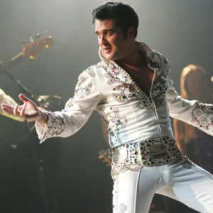 Grahame Patrick steht als Elvis auf der Bühne