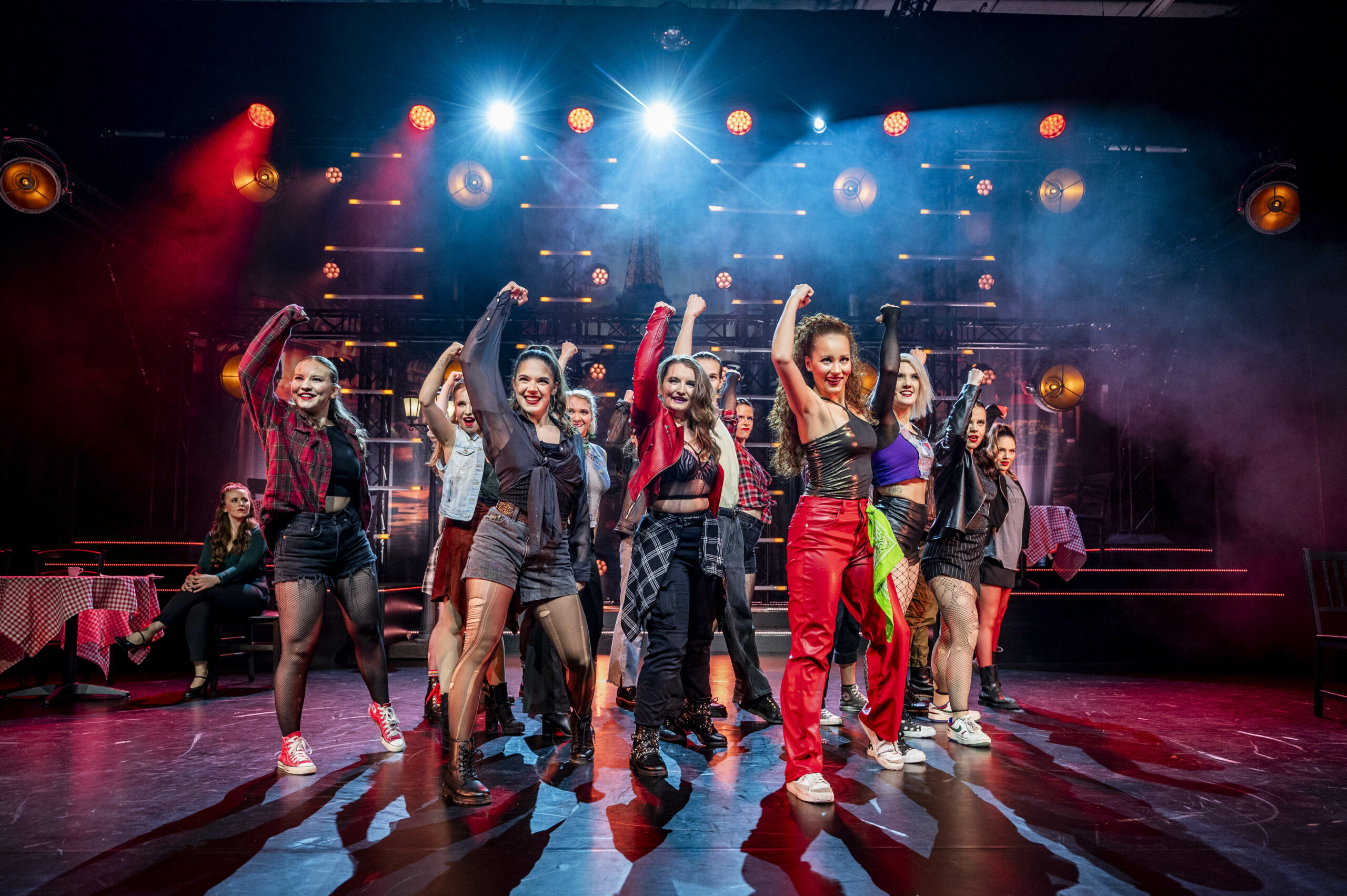 Schauspielerinnen des First Stage Theaters stehen während einer Probe von „Rent“ auf der Bühne.