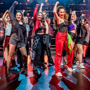 Schauspielerinnen des First Stage Theaters stehen während einer Probe von „Rent“ auf der Bühne.