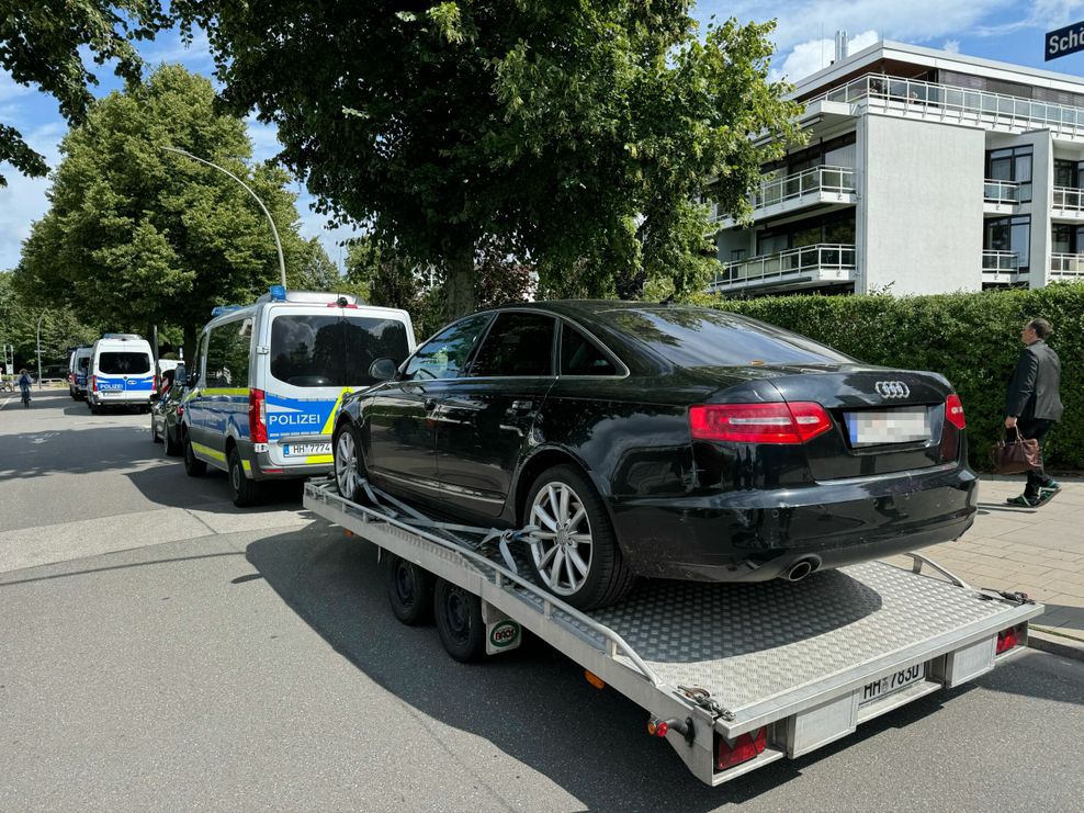 Zu den sichergestellten Vermögenswerten gehört auch diese Audi-Limousine – dem Vernehmen nach der Dienstwagen des Moschee-Chefs.