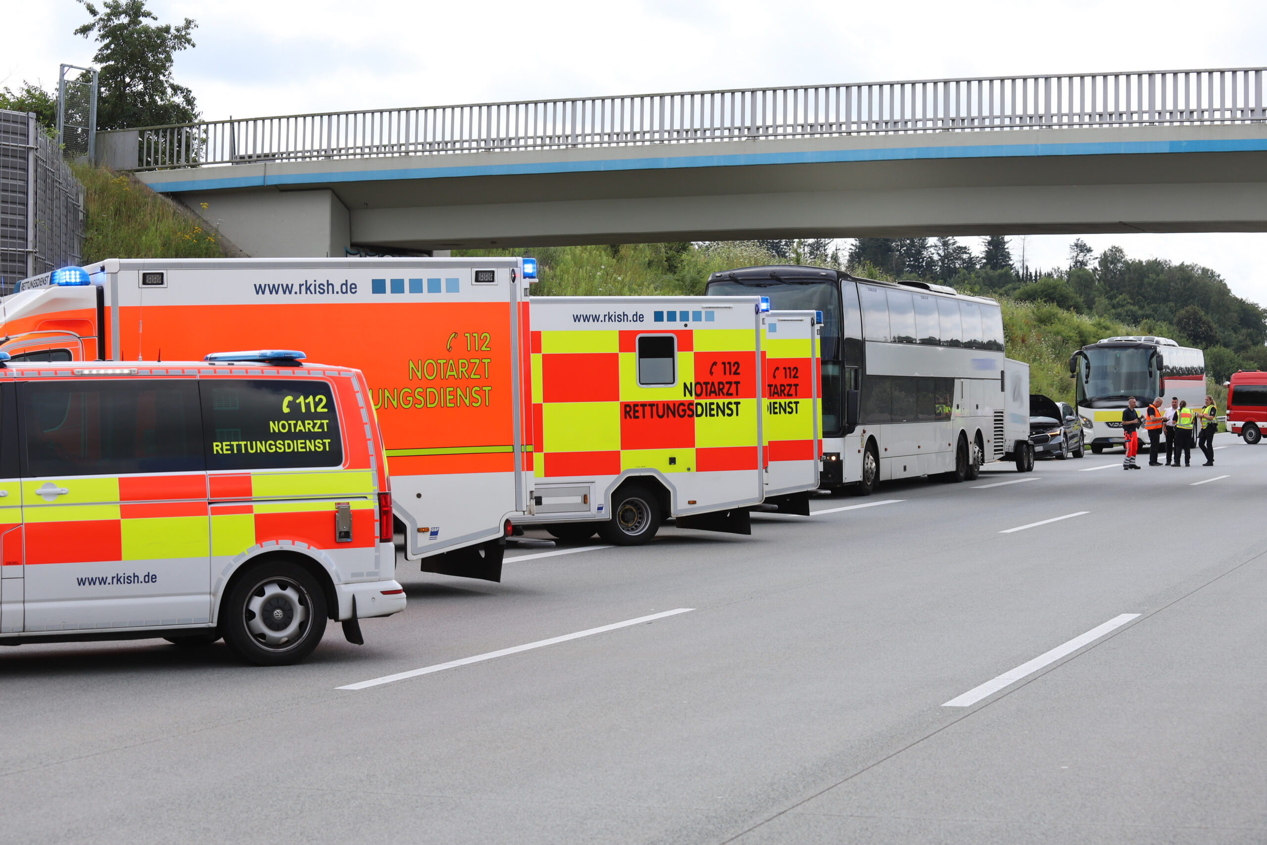 Mehrere Rettungskräfte und Notärzte sind bei dem Unfall vor Ort.